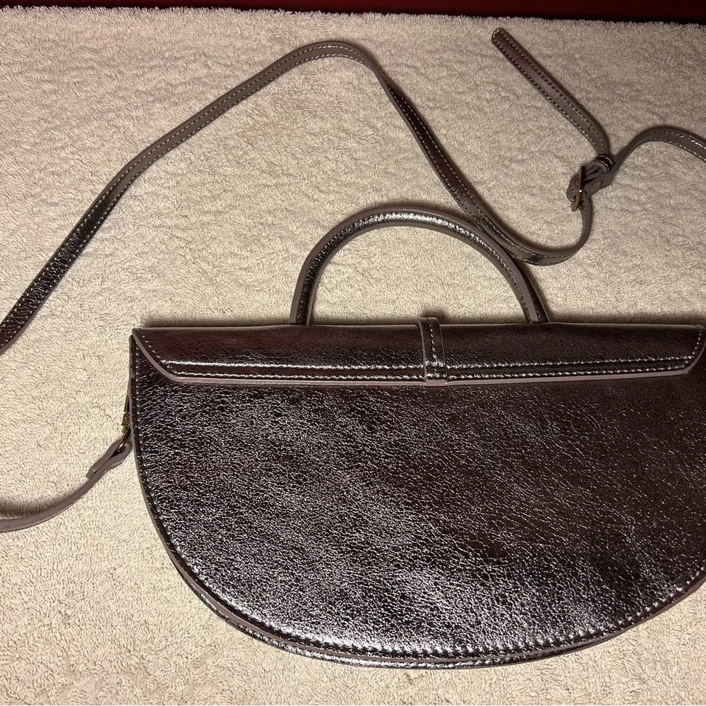 Elegant Metallic Colored Leather Handbag - Picture 4 of 6
